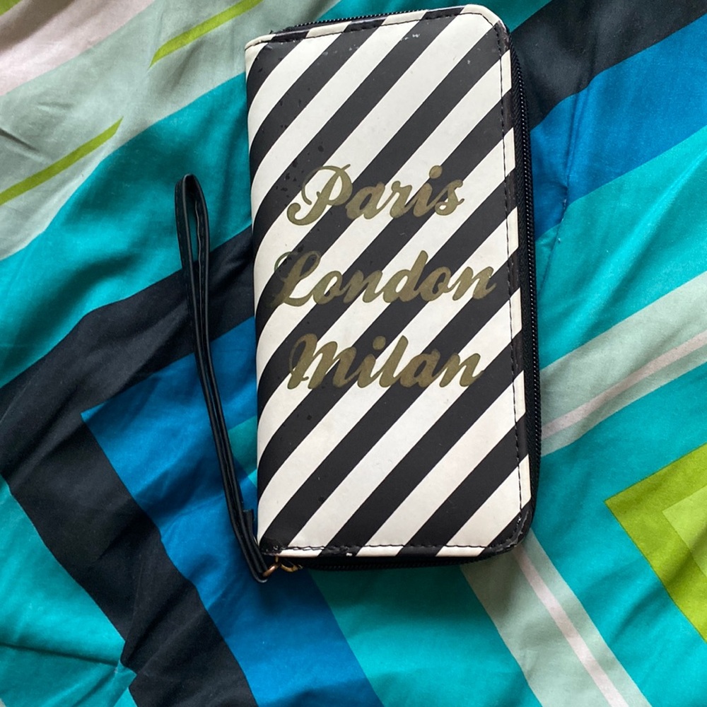 Wristlet (wallet)